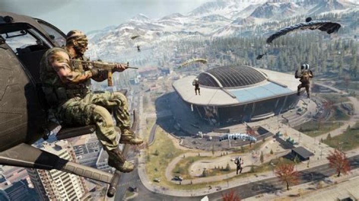 Which weapon gains experience when downing an enemy in CoD Warzone?